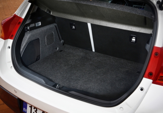 Toyota Auris I hatchback przestrzeń załadunkowa
