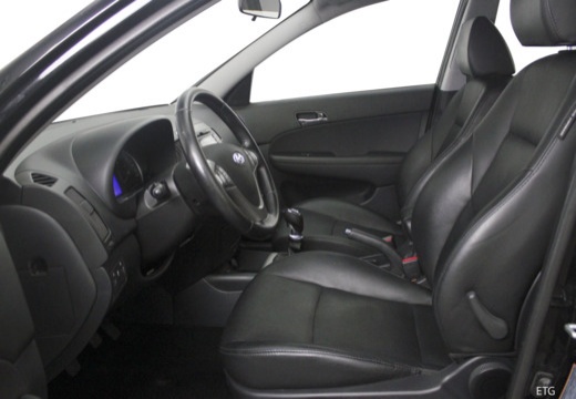 HYUNDAI i30 II hatchback czarny wnętrze