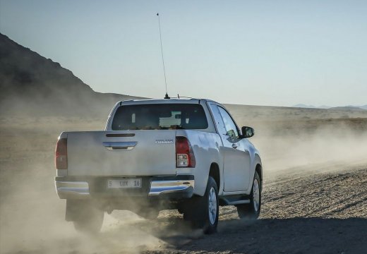 Toyota HiLux pickup biały tylny prawy
