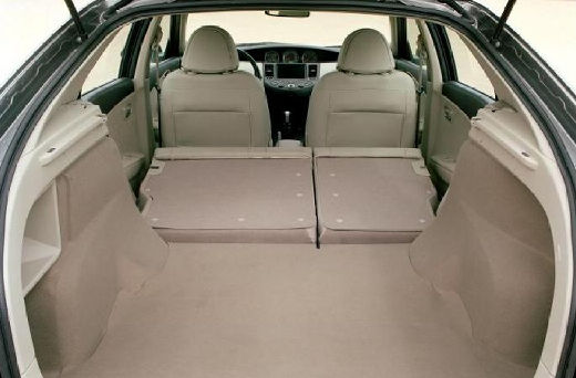 NISSAN Primera hatchback szary ciemny przestrzeń załadunkowa
