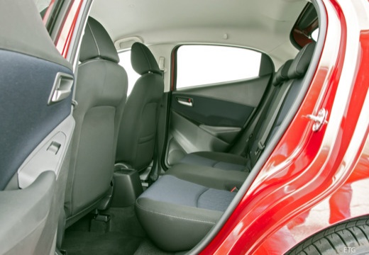 MAZDA 2 hatchback czerwony jasny wnętrze