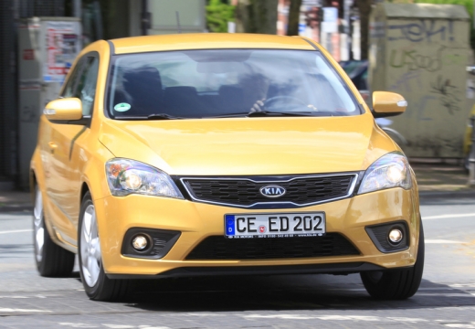 KIA Ceed hatchback żółty przedni prawy