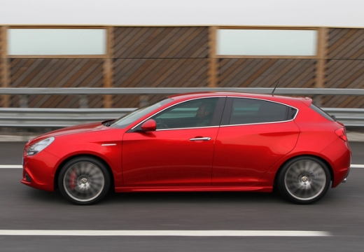 ALFA ROMEO Giulietta I hatchback czerwony jasny boczny lewy