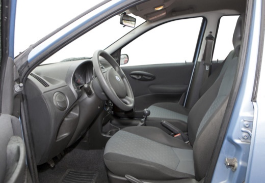 FIAT Punto hatchback niebieski jasny wnętrze