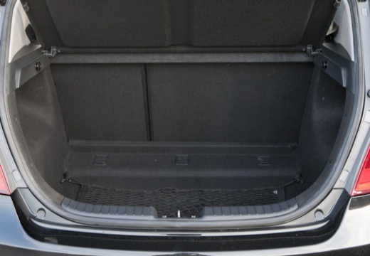 HYUNDAI i30 I hatchback czarny przestrzeń załadunkowa
