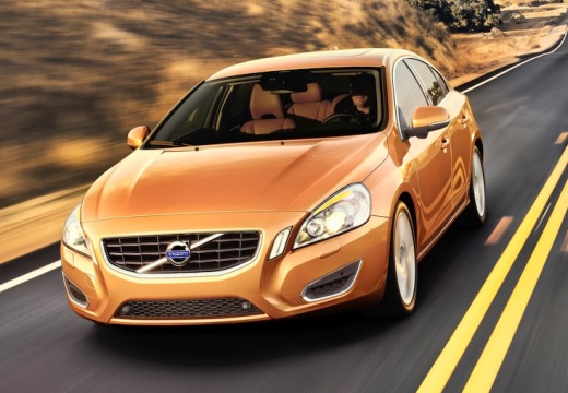 VOLVO S60 IV sedan pomarańczowy przedni lewy