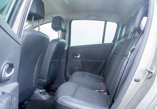 RENAULT Clio III I hatchback wnętrze