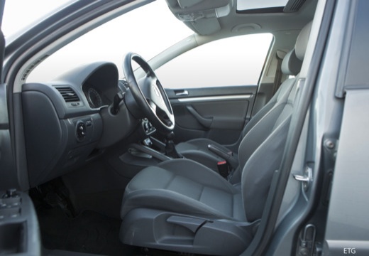 VOLKSWAGEN Golf V hatchback wnętrze
