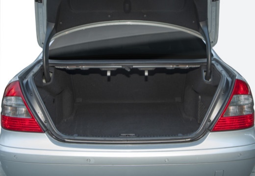 MERCEDES-BENZ Klasa E W 211 II sedan przestrzeń załadunkowa