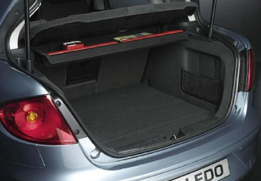 SEAT Toledo hatchback niebieski jasny przestrzeń załadunkowa