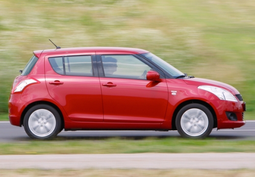 SUZUKI Swift hatchback czerwony jasny boczny prawy