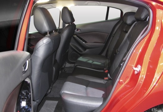 MAZDA 3 V hatchback wnętrze