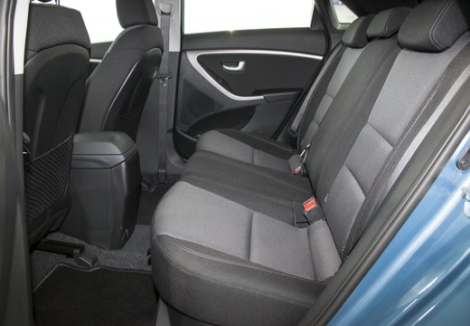 HYUNDAI i30 III hatchback niebieski jasny wnętrze