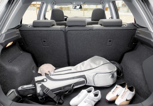 Toyota Auris II hatchback przestrzeń załadunkowa