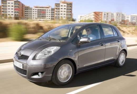 Toyota Yaris hatchback silver grey przedni lewy