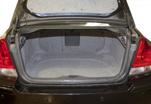 VOLVO S60 II sedan czarny przestrzeń załadunkowa