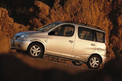 Toyota Yaris kombi silver grey przedni lewy