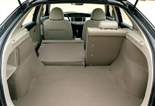 NISSAN Primera IV hatchback szary ciemny przestrzeń załadunkowa