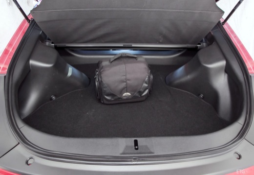 NISSAN 370 Z coupe przestrzeń załadunkowa