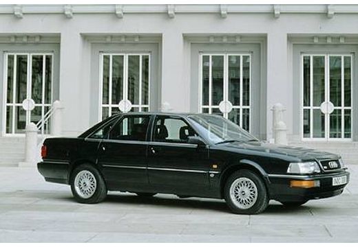 AUDI V8 sedan czarny przedni prawy