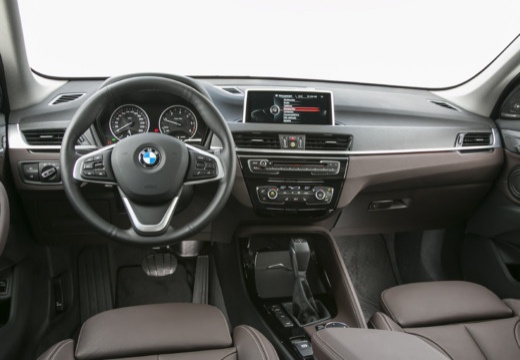BMW X1 kombi biały tablica rozdzielcza