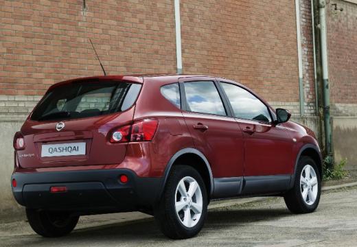 NISSAN Qashqai I hatchback czerwony jasny tylny prawy
