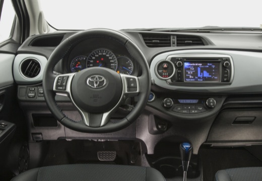 Toyota Yaris V hatchback biały tablica rozdzielcza