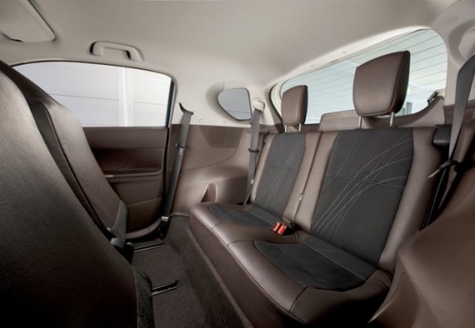 Toyota iQ hatchback wnętrze