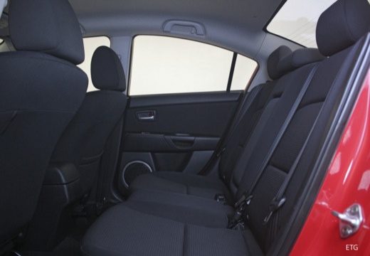 MAZDA 3 II sedan czerwony jasny wnętrze