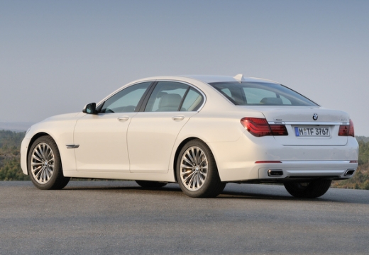 BMW Seria 7 sedan biały tylny lewy