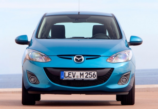 MAZDA 2 hatchback niebieski jasny przedni