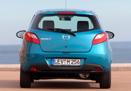 MAZDA 2 hatchback niebieski jasny tylny