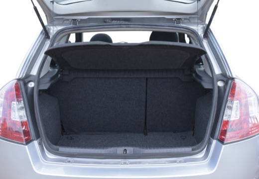 FIAT Stilo I hatchback przestrzeń załadunkowa