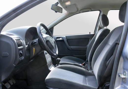 OPEL Astra II hatchback silver grey wnętrze