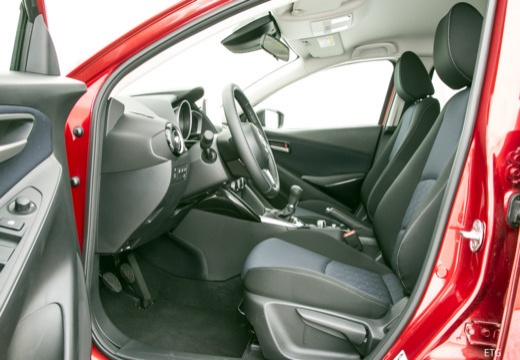 MAZDA 2 hatchback czerwony jasny wnętrze